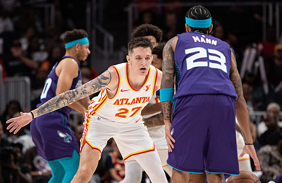 Vít Krejí z Atlanty brání Tre Manna z Charlotte.