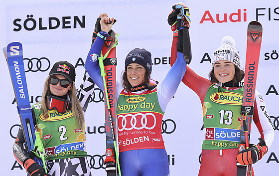 Federica Brignoneová se raduje z triumfu v ob�ím slalomu v Söldenu. Vlevo je...