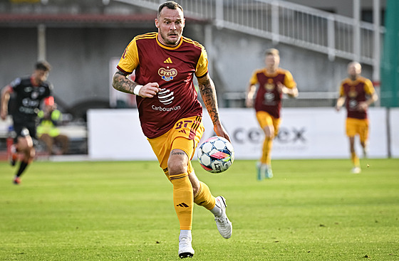 Jakub ezníek z Dukly v utkání proti Pardubicím.