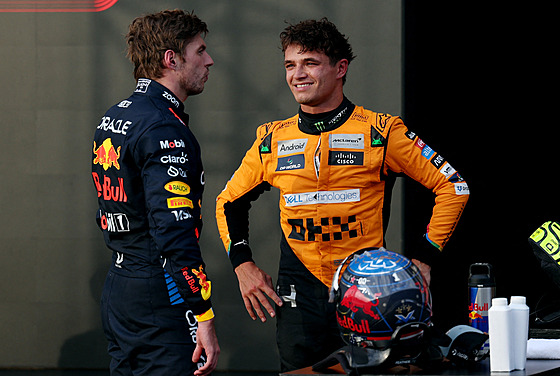 Lando Norris (vpravo) a Max Verstappen po kvalifikaci na Velkou cenu USA.