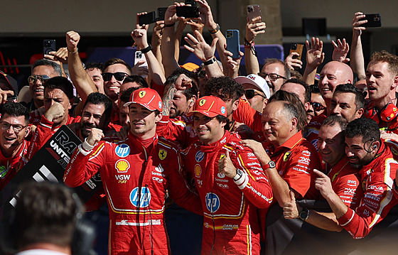 Spokojenost v týmu Ferrari. Charles Leclerc (vlevo) a Carlos Sainz ovládli...
