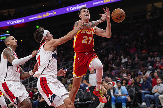 Vít Krej�í z Atlanta Hawks zakon�uje v zápase s Washington Wizards.