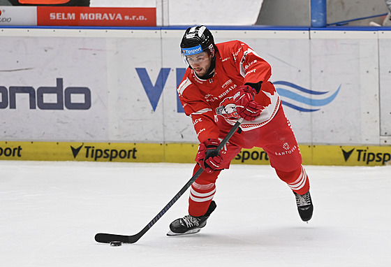 Petr Fridrich z Olomouce p�ihrává v zápase s Mladou Boleslaví.