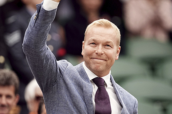 Chris Hoy mává fanou�k�m na Wimbledonu 2024.