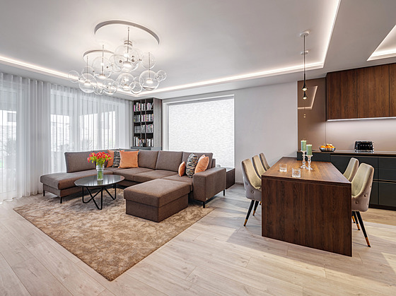 Obývací pokoj bezbariérov navazuje na terasu i zahradu s bazénem. Pohovku na...