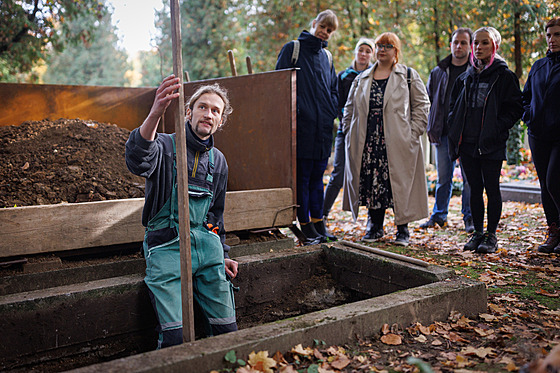 �Pomocí t�chto ty�í m��eme kontrolovat, �e kopeme dob�e a �e se nám tam vejde...