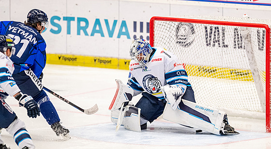 Chad Yetman z Vítkovic zakon�uje proti libereckému branká�i Petru Kvá�ovi.