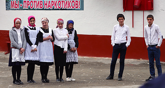 Studenti v uniformách se úastní výuky lidových tanc ve venkovské stední...