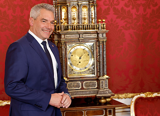 Rakouský kanclé� a �éf lidovc� Karl Nehammer odchází z jednání s prezidentem...