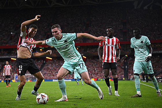 Slávistický zálo�ník Luká� Provod (17) v souboji s protihrá�i v utkání s...