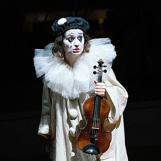 Patricia Kopatchinskaja provádí Schönbergovu skladbu Pierrot lunaire v kostýmu,...