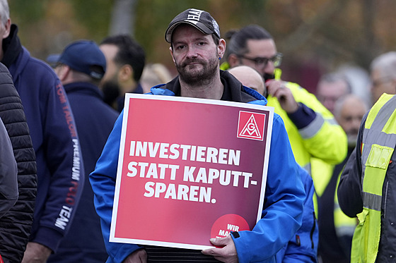 29. íjna 2024, Kolín nad Rýnem: Dlník automobilky Ford s ceduli s nápisem...