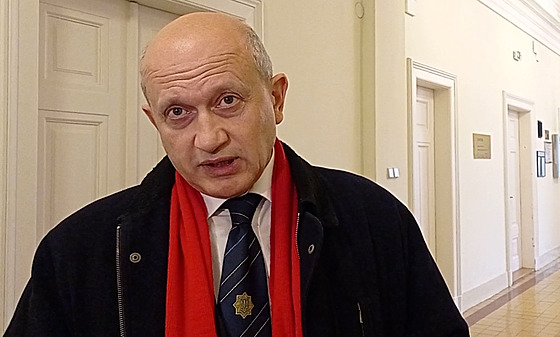 Ob�alovaný Vladimír Gergel u M�stského soudu v Praze (25. �íjna 2024)