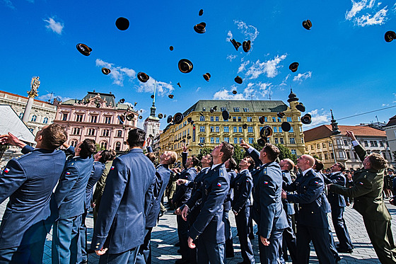 Slavnostní ukon�ení vojenského prezen�ního studia na Univerzit� obrany.