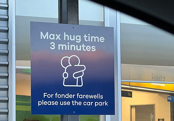 P�íli� dlouhé objímání blízkých na rozlou�enou se cestujícím m��e vymstít na...