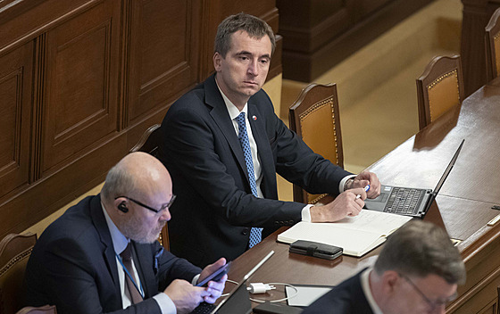 Ministr pr�myslu Luká� Vl�ek a ministr zdravotnicví Vlastimil Válek p�i...