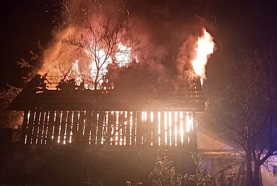 Po�ár stodoly u rodinného domu zam�stnal v noci a v sobotu dopoledne hasi�e v...