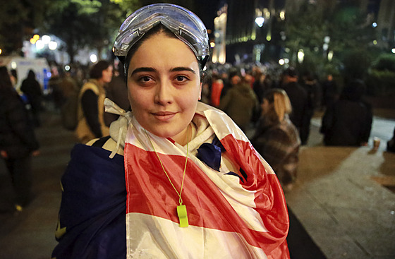 Tisíce lidí protestují p�ed budovou gruzínského parlamentu kv�li výsledk�m...