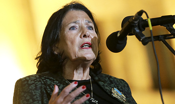 Gruzínská prezidentka Salome Zurabi�viliová promlouvá k ú�astník�m shromá�d�ní,...