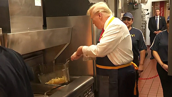 Trump v Pensylvánii sma�il hranolky, Harrisová nav�tívila kostely v Georgii