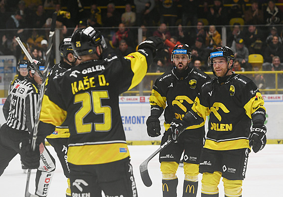 Litvínov slaví gól Filipa Sandberga (vpravo), vedle nj Nicolas Hlava.