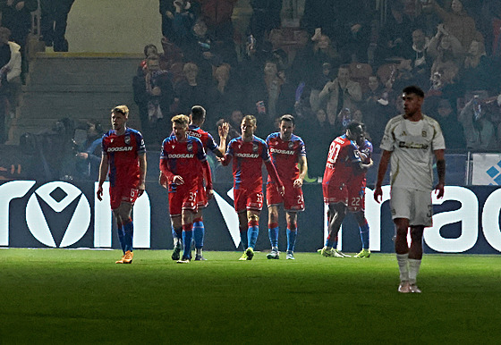 Fotbalisté Plzn� se radují ze vst�eleného gólu Spart�.