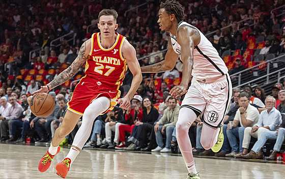 Vít Krej�í (vlevo) z Atlanty úto�í v zápase s Brooklynem.