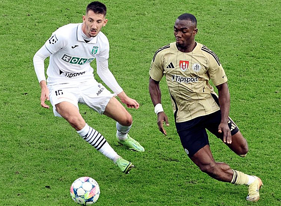 Stoper karvinských fotbalist Luká Endl, který poprvé nastoupil v základní...