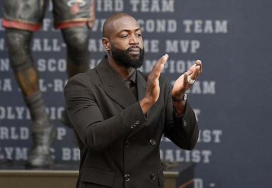 Dwyane Wade pózuje p�ed svou sochou v Miami.