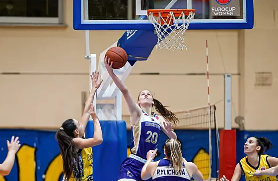 Kate�ina Roko�ová z Chomutova �ní v zápase s AEL Limassol.