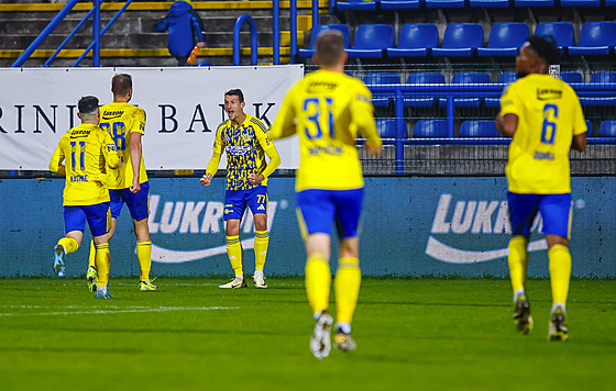 Zlíntí fotbalisté oslavují gól
