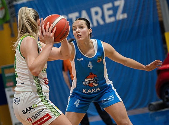 Natálie Vl�ková z Trutnova brání v zápase s KP TANY Brno.