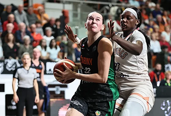 Emma echová (vlevo) ze abin Brno v zápase s Bourges