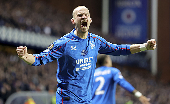 Václav erný z Glasgow Rangers slaví gól.
