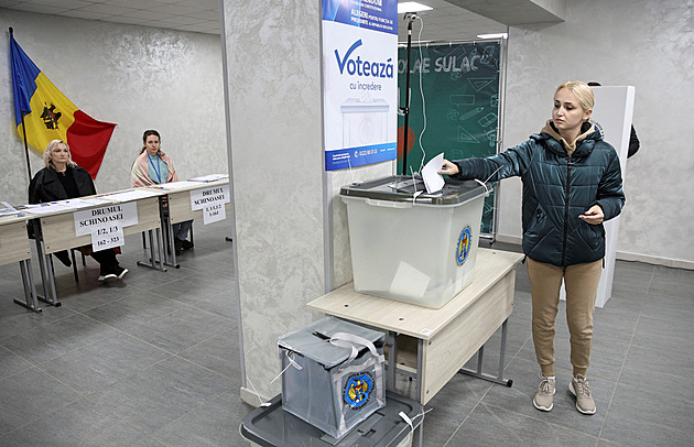 Moldavané hlasují v referendu o EU, v prezidentské volbě nikdo nemá 50 procent
