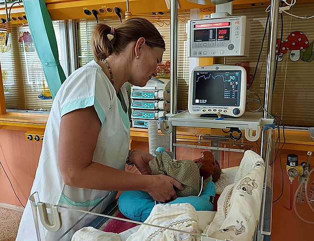 Nalezený Jáchym v péi zdravotník ústecké Masarykovy nemocnice.