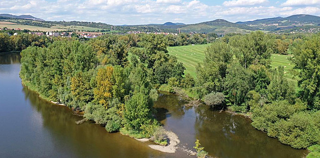 Souástí pírodní rezervace Píanský luh je i prtoné rameno a ostrvky v...