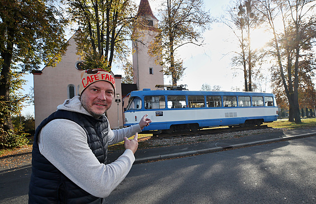 Fará Dariusz Sputo pedstavuje starou tramvaj T3, která nov stojí u kostela ...