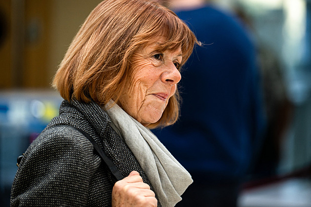 RECENZE: Manžel ji nechal znásilnit desítkami mužů, přesto pěje Pelicotová Ódu na život