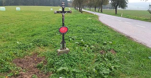 U silnice nedaleko Blanice te� stojí jen k�í�. Smír�í kameny n�kdo ukradl.