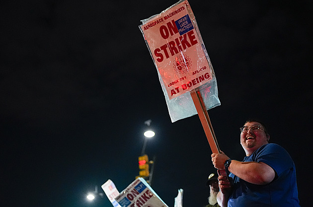Boeing se konečně zotavuje z krize. Dodal více letadel a snížil ztrátu