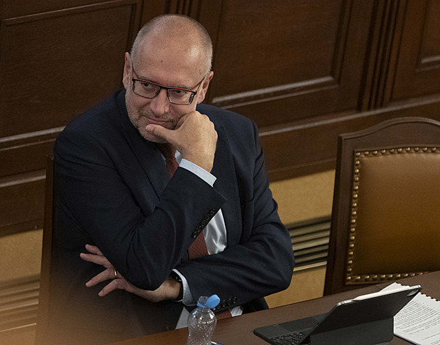 Školníci útočí, aneb vládní útěk od praporů. Půl roku před volbami začíná kabinet couvat