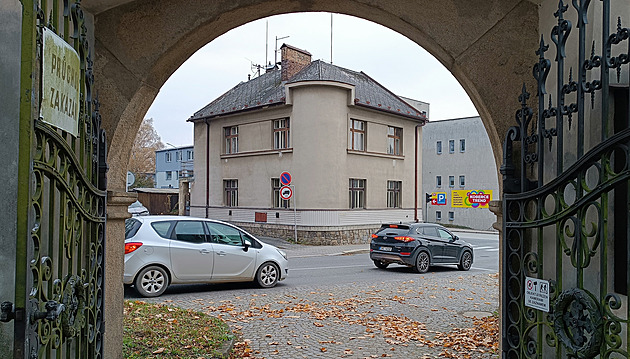 Dm z roku 1945 se nachází pímo na jedné z nejrunjích kiovatek v...