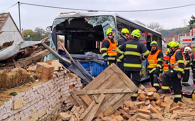 V obci Vodokrty na Plzesku narazil autobus do stodoly. (26. íjna 2024)