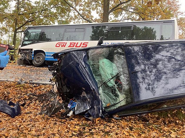 Při srážce na Českobudějovicku se zranil řidič auta, z autobusu lidé lezli oknem