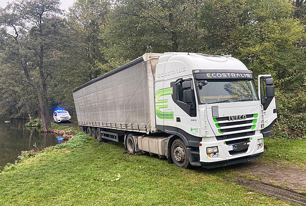 Kamion, jeho� �idi� p�íli� spoléhal na navigaci, nakonec uvázl na hrázi...