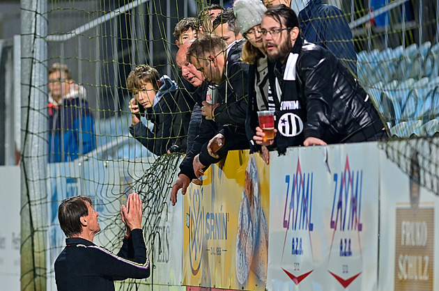 Trenr Frantiek Straka z eskch Budjovic s domcmi fanouky po utkn.