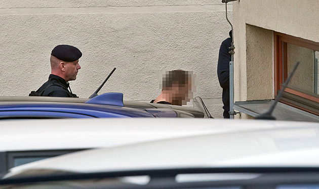 Soud poslal do vazby lékaře viněného z vraždy, přivezli ho v neprůstřelné vestě