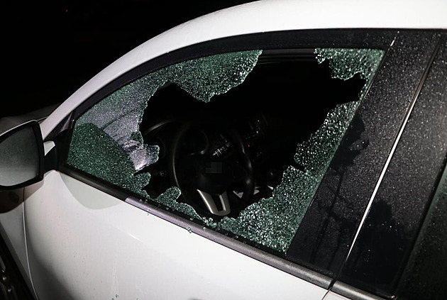 Mu se bhem týdne vloupal do 30 zaparkovaných aut v Karlových Varech. Na...