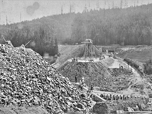 Stavba n�spu v oblouku p�ed stanic� Milotice nad Opavou v roce 1871. O 9 let...